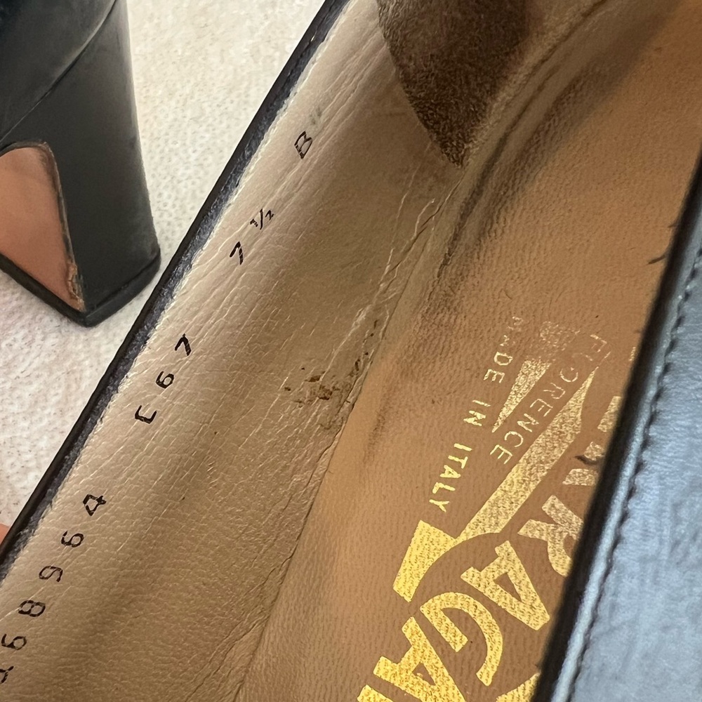Vintage 1970s 1980s Salvatore Ferragamo Black Italian Leather Heels Gold Accent - Picture 10 of 17